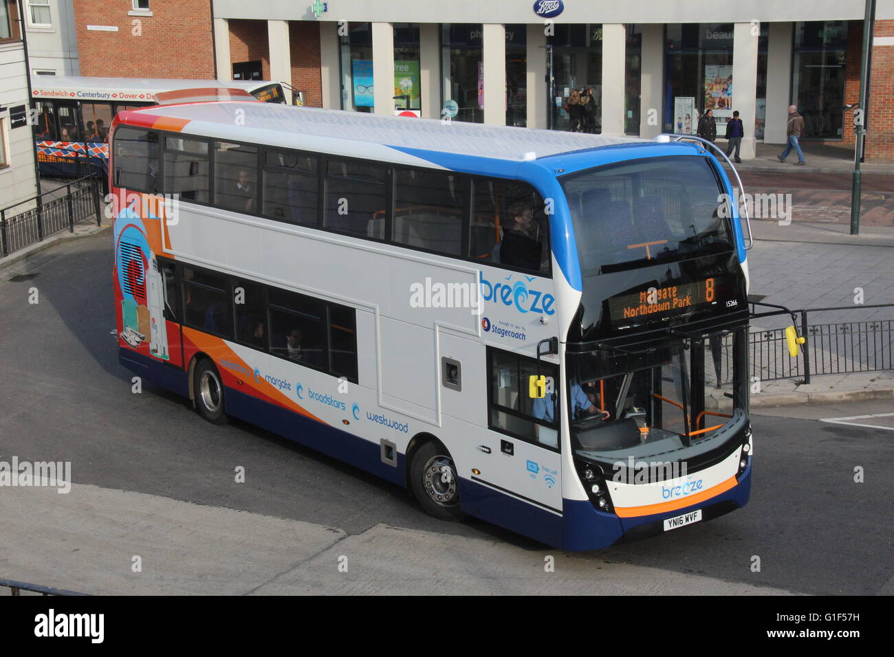 Un nuovo Stagecoach Sud Est Scania N250UD con Alexander Dennis Enviro400 corpo MMC in Canterbury. Foto Stock