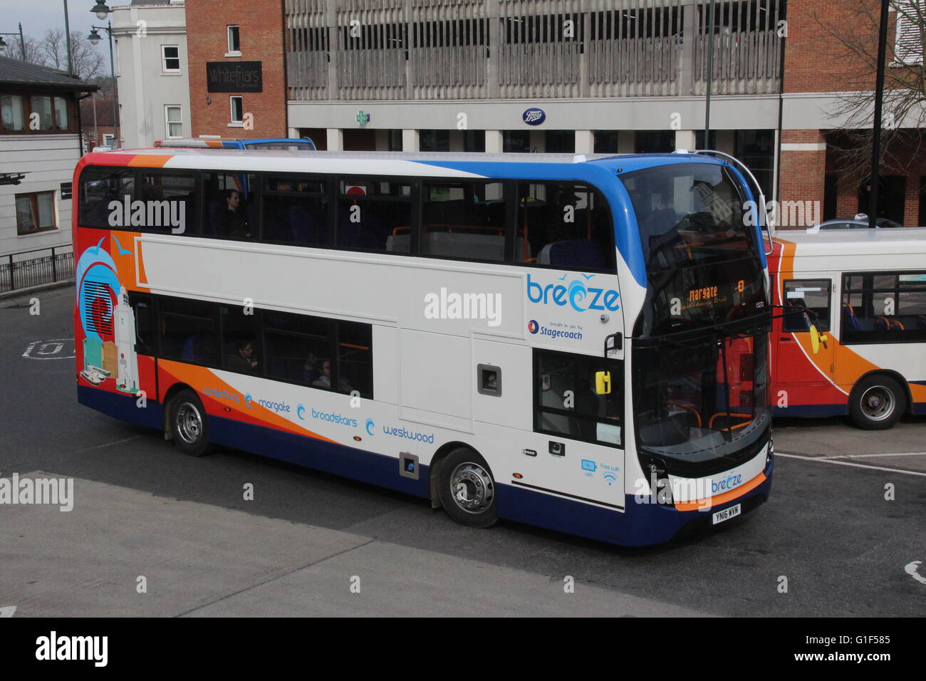 Un nuovo Stagecoach Sud Est Scania N250UD con Alexander Dennis Enviro400 corpo MMC in Canterbury. Foto Stock