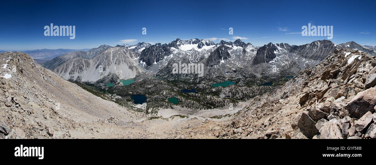 Panorama della palizzata gamma nelle montagne della Sierra Nevada della California presa da Sky Haven Mountain Summit Foto Stock