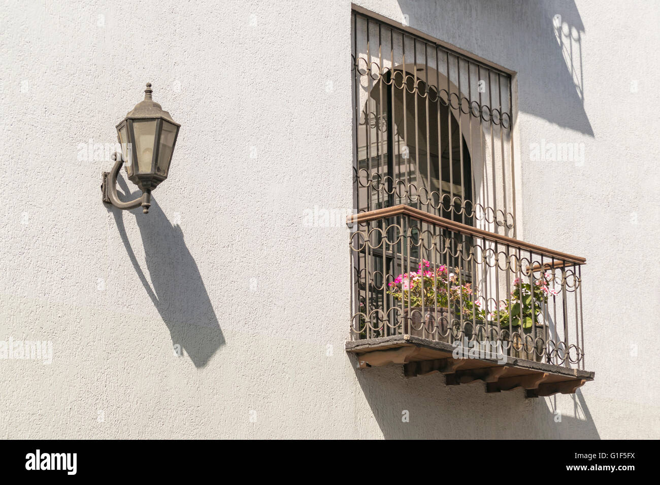 Vista dettagli di stile coloniale spagnolo, windows e lampada di antiquariato presso il centro storico di Quito, Ecuador Foto Stock