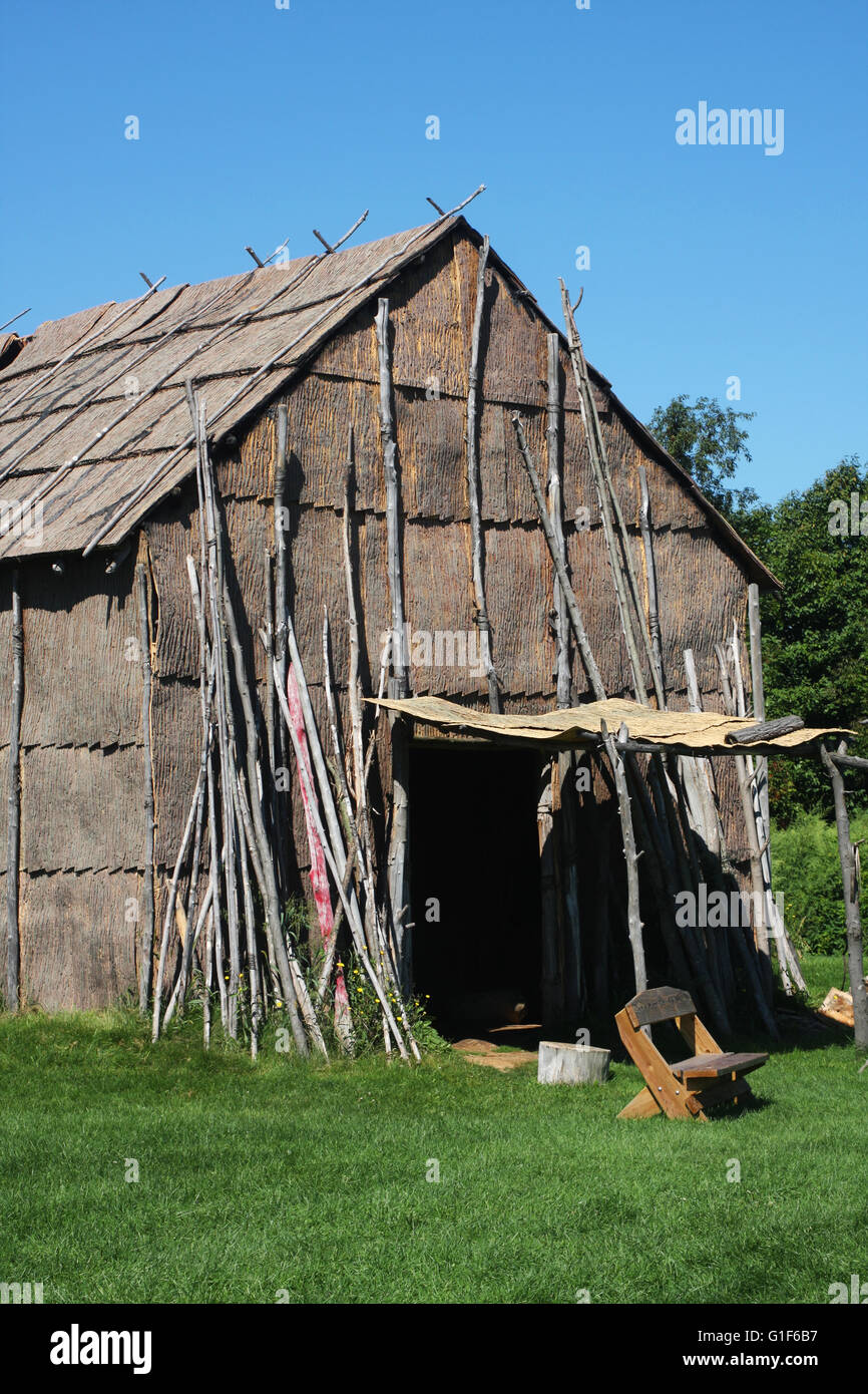 Il Seneca nazione villaggio di Ganondagan nel nord dello stato di New York, Stati Uniti d'America, una ricostruzione di un XVII c. longhouse. Foto Stock
