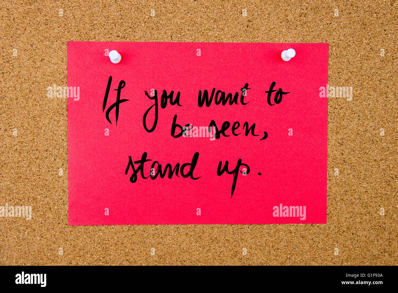 Carta rossa nota con il testo scritto a mano se si desidera essere visto, Stand Up imperniata sulla bacheca di sughero con thumbtacks bianco Foto Stock