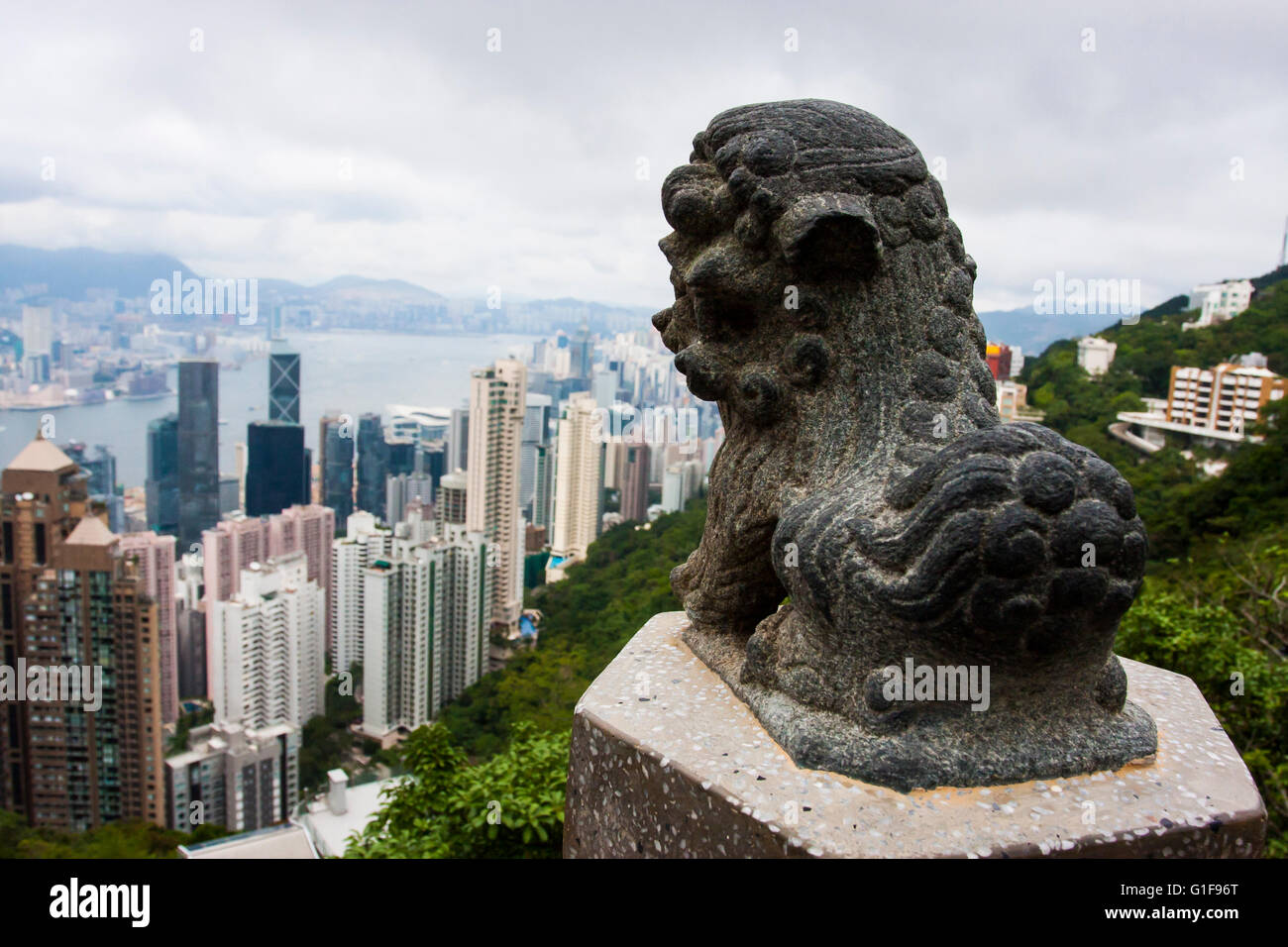 Lion statua che domina lo skyline di Hong Kong Foto Stock