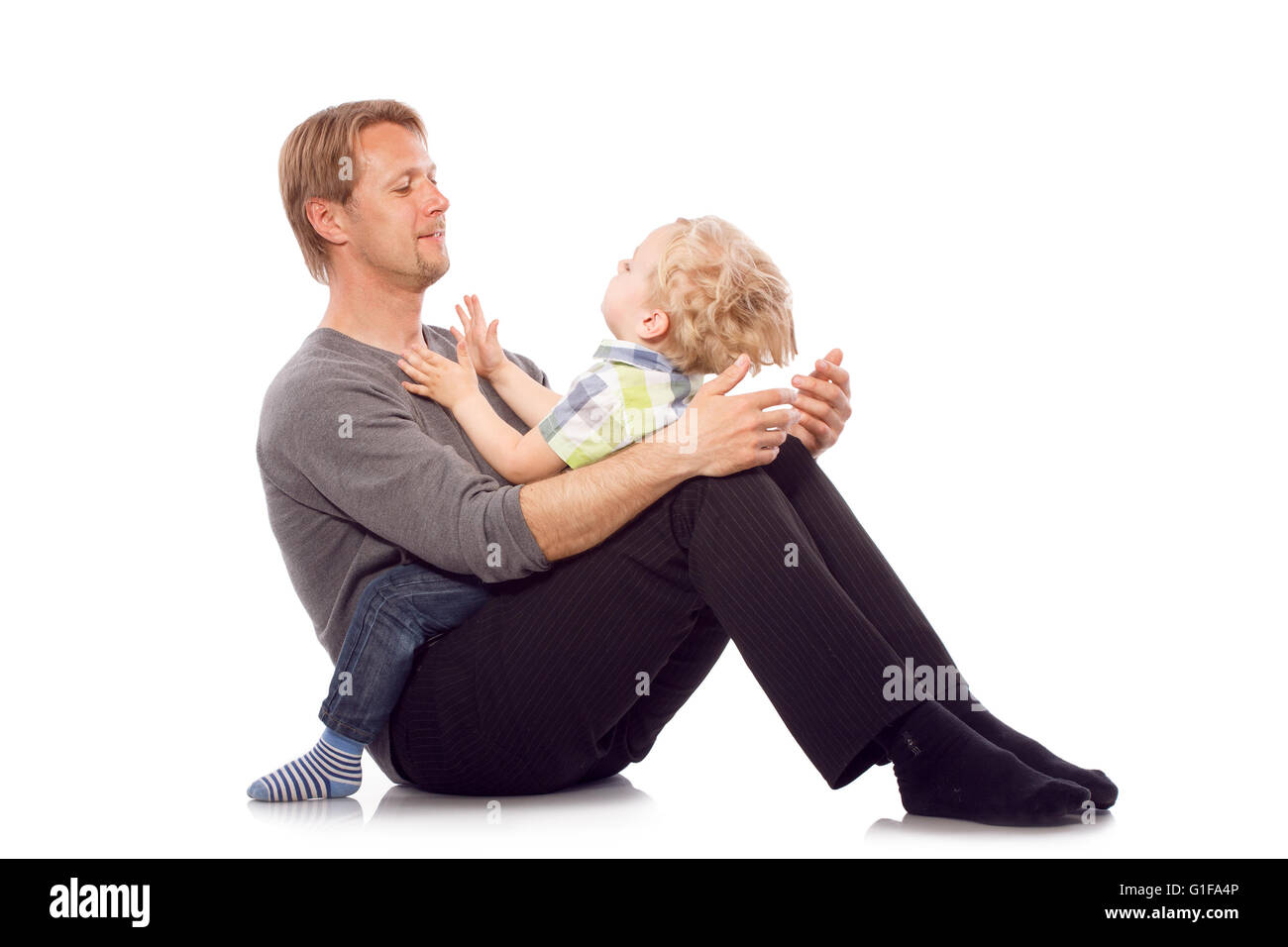 Padre Felice con il suo neonato figlio giocare insieme Foto Stock