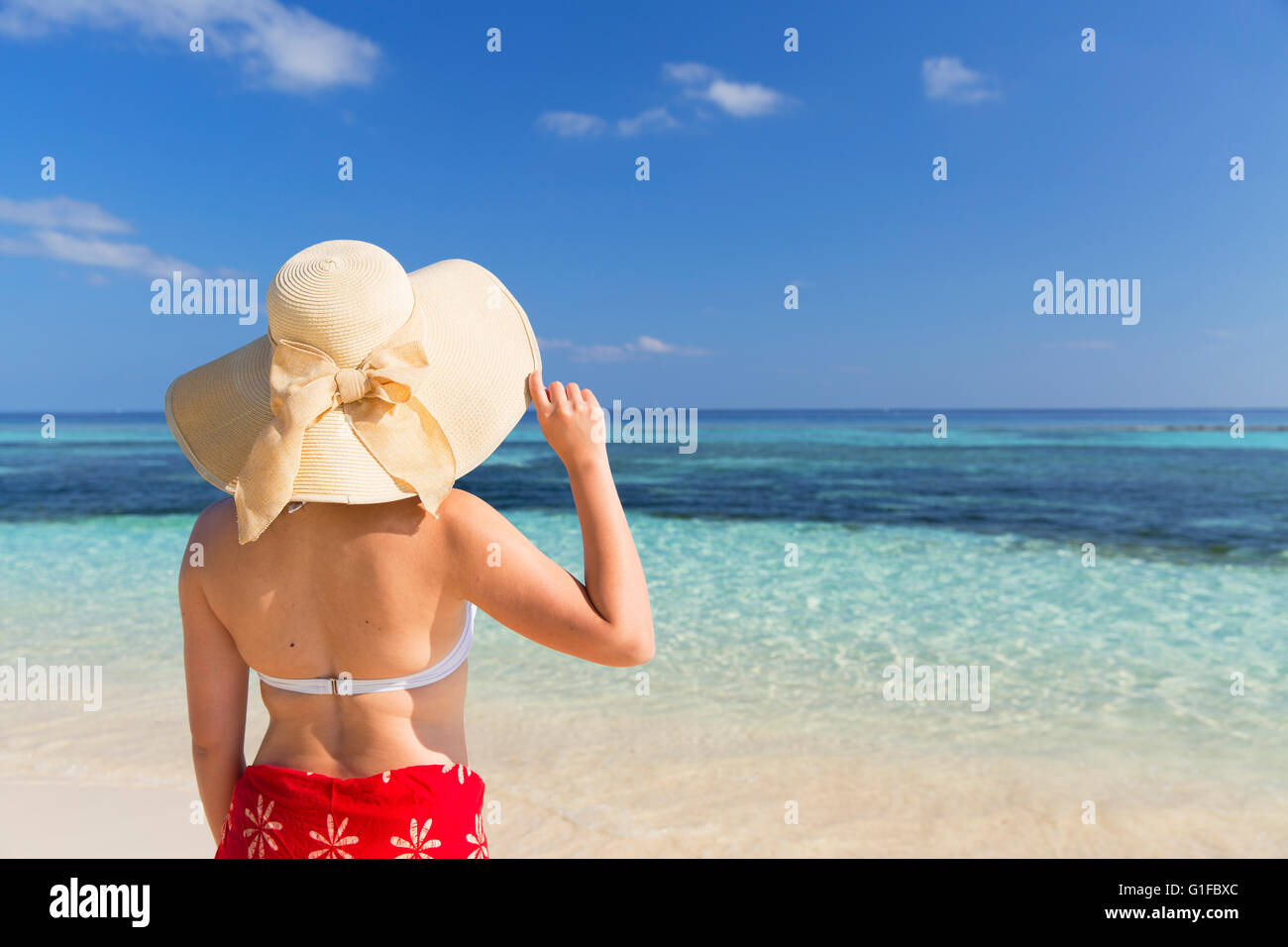 Donna sulla spiaggia, Isola di Rasdhoo, settentrionale atollo di Ari, Maldive Foto Stock