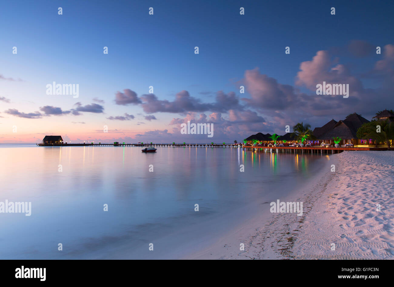 Dal Molo presso Olhuveli Beach and Spa Resort South Male Atoll, Kaafu Atoll, Maldive Foto Stock