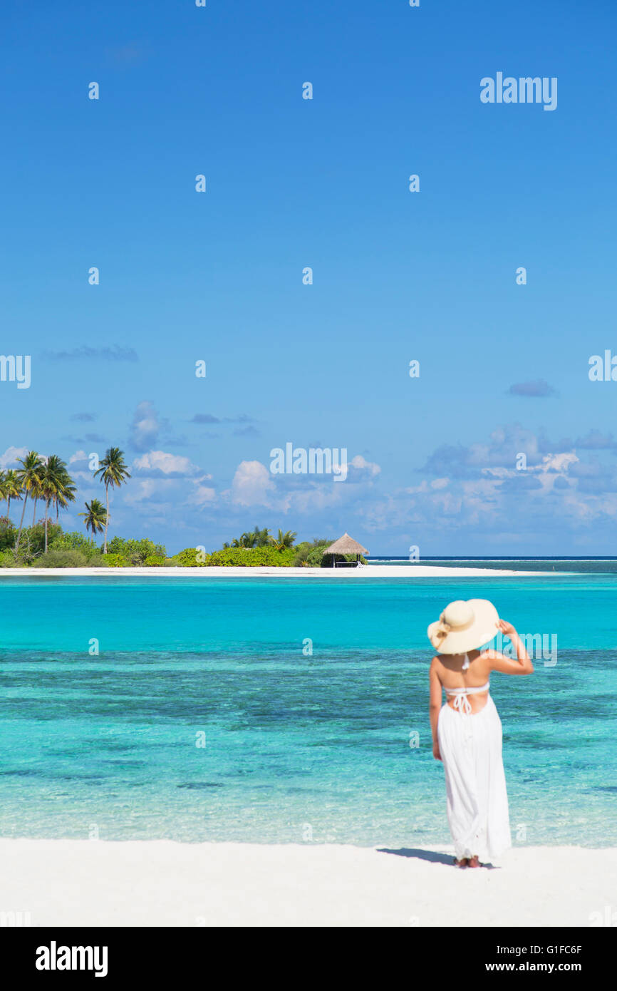 Donna sulla spiaggia a Olhuveli Beach and Spa Resort South Male Atoll, Kaafu Atoll, Maldive Foto Stock