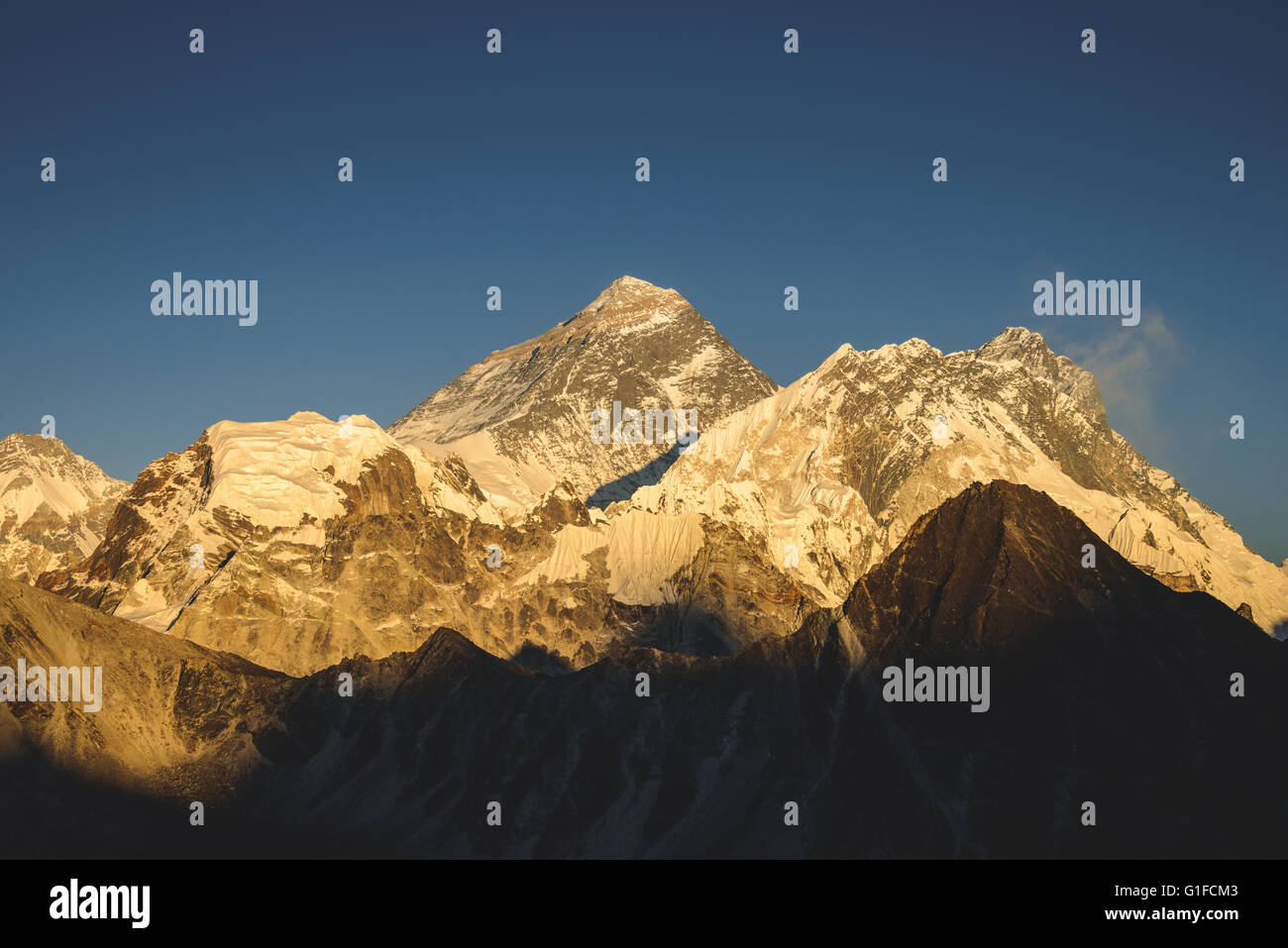 Alpen glow attraverso la faccia del monte Everest e sul Nuptse mountain durante il tramonto in Himalaya Foto Stock
