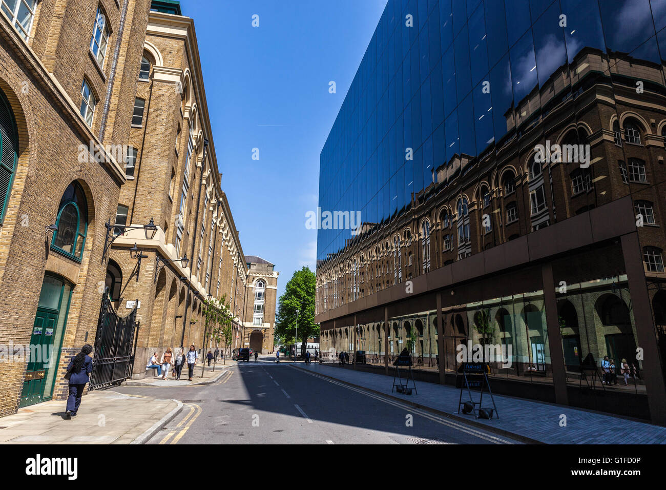 Face off tra moderno e architettura classica, Battle Bridge Lane, London Borough di Southwark, SE1, England, Regno Unito Foto Stock