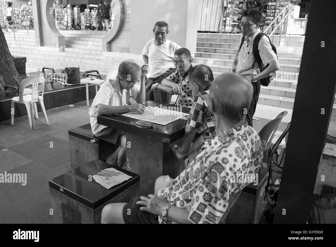 Anziani cinese di Singapore scacchi cinesi e rilassarsi in Chinatown, Singapore Foto Stock