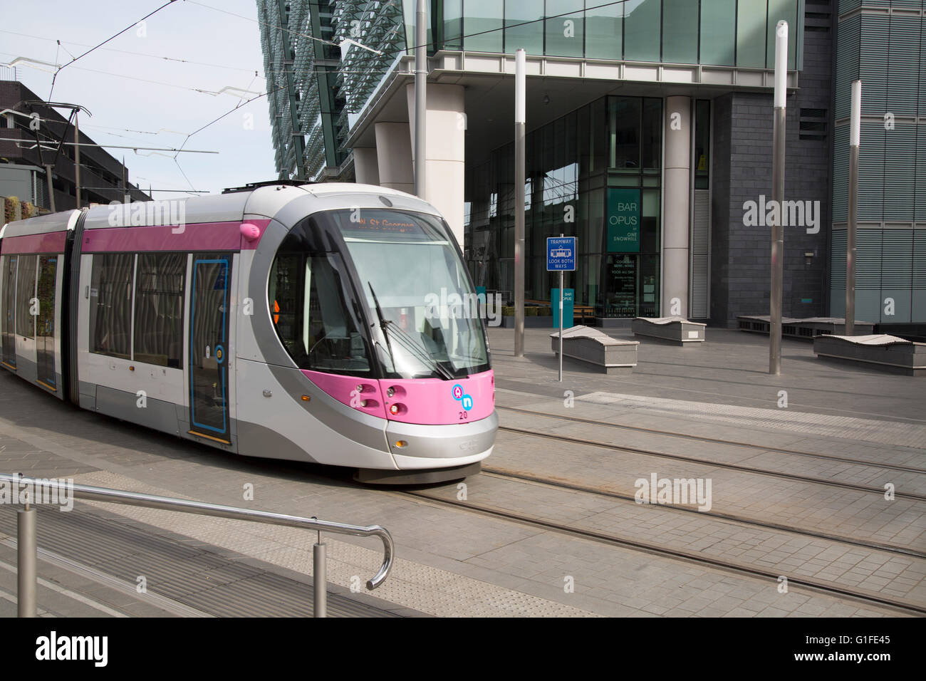 Midland Metro Tram su Colmore Circus Queensway Street; Birmingham; Inghilterra Foto Stock