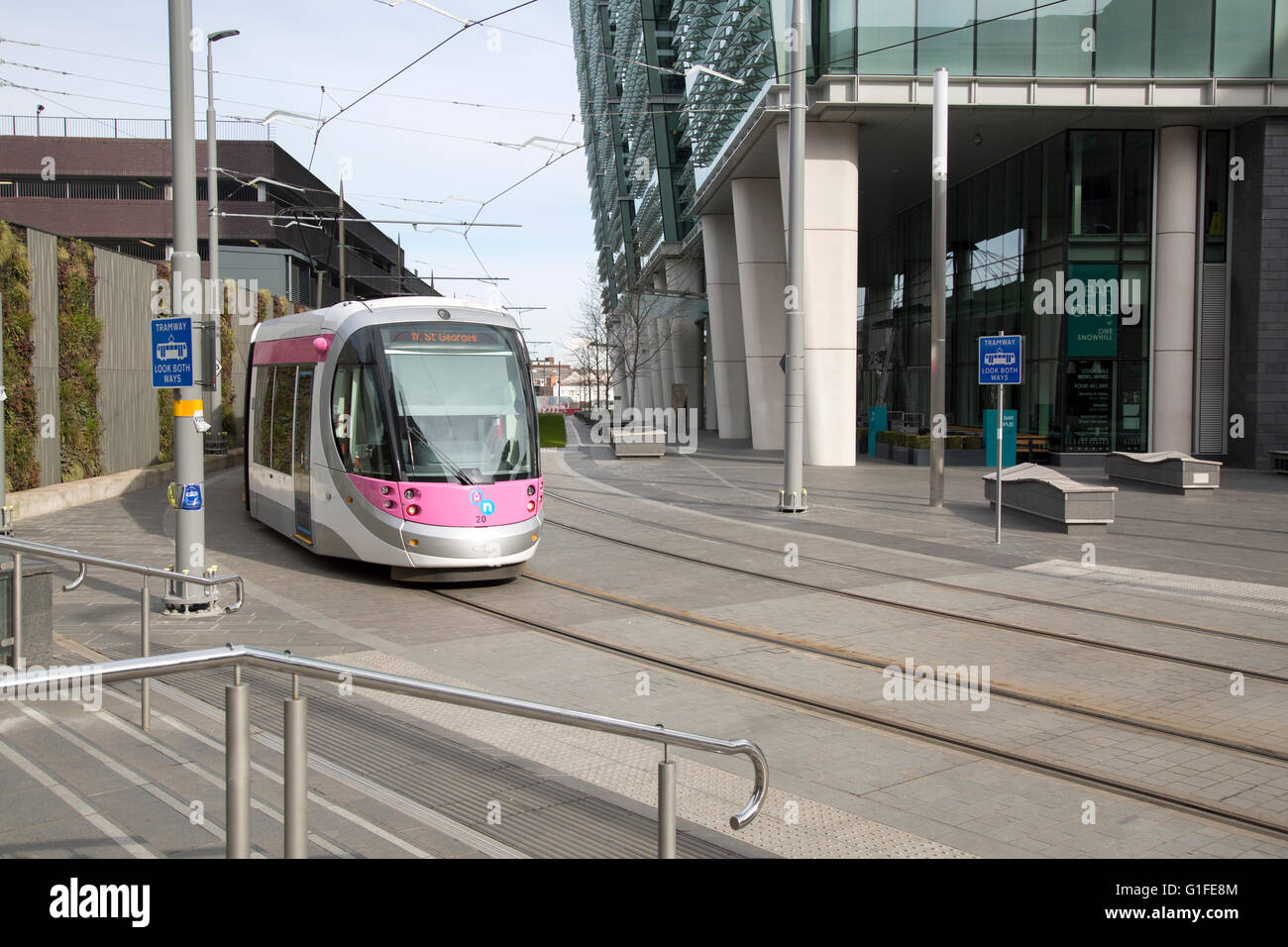Midland Metro Tram su Colmore Circus Queensway Street; Birmingham; Inghilterra Foto Stock