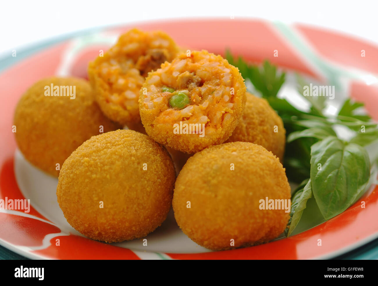 Arancini - Italiano tradizionale di riso fritto su sfondo bianco Foto Stock