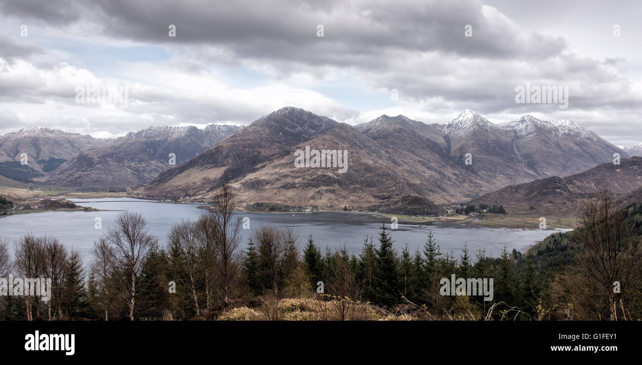 Le cinque sorelle di Kintail elevarsi al di sopra di Glen Shiel all'estremità orientale del Loch Duich nelle Highlands occidentali della Scozia. Foto Stock