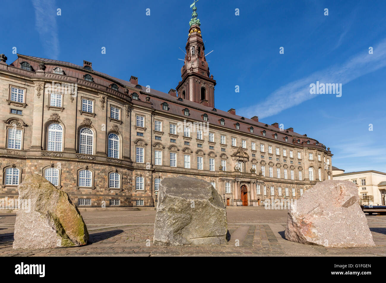 Anti terrorismo blocchi stradali fatta di pietre di fronte Palazzo Christiansborg, Parlamento danese, Folketinget, Copenaghen Foto Stock