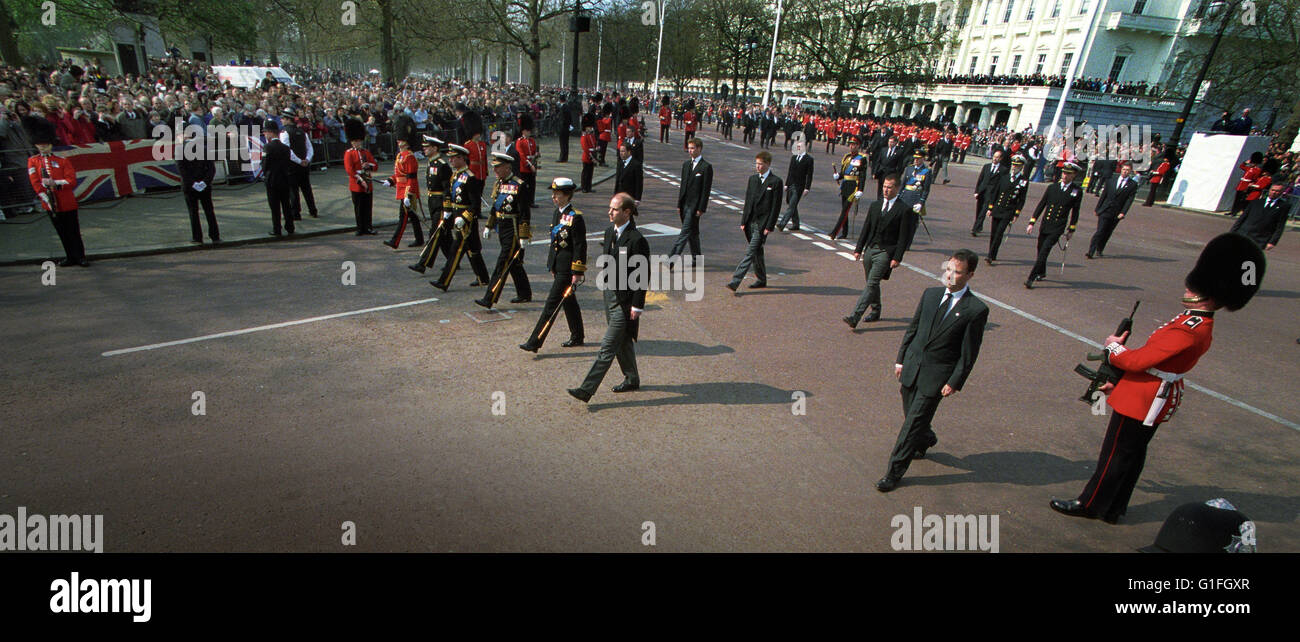 Funerali di HM la Regina madre che morì a 101 anni di età di 30 Marzo 2002. Il funerale ha avuto luogo il 9 aprile 2002. Le nuove scansioni Foto Stock