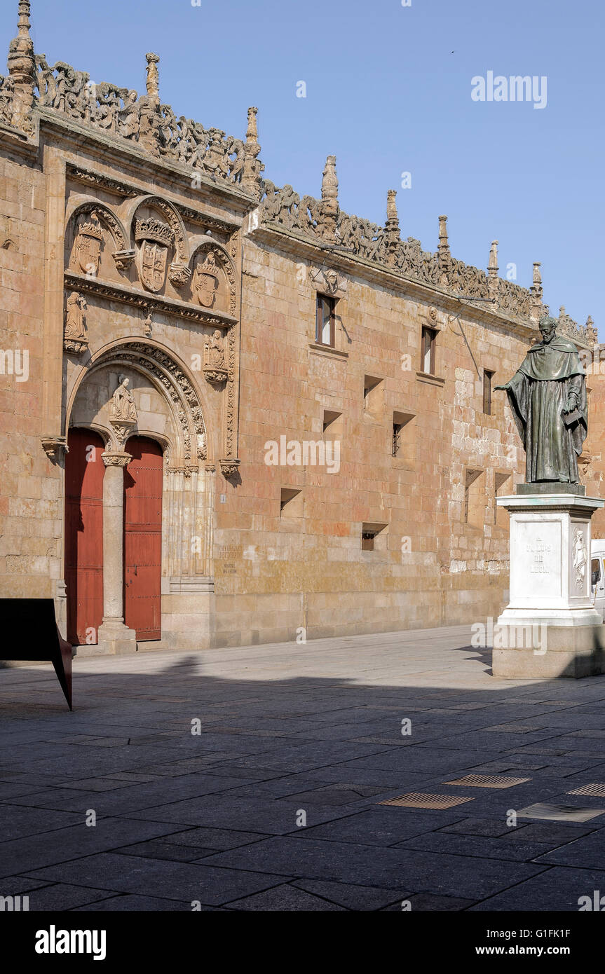 La statua di Fray Luis de León nel cortile dell'Università di Salamanca, Castilla y Leon, Spagna, Europa Foto Stock