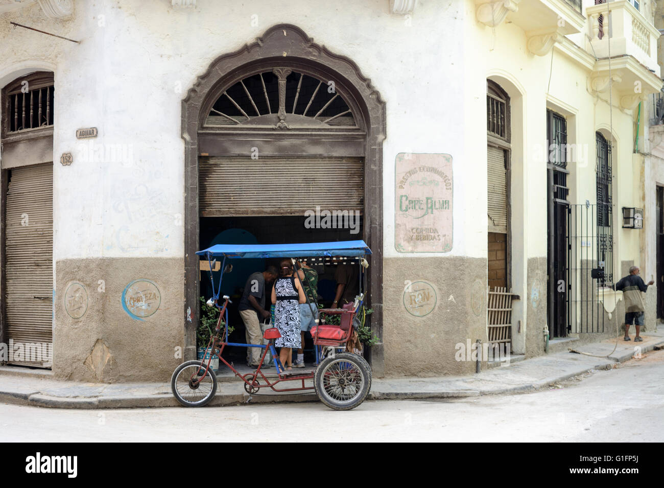 La popolazione locale si riuniranno presso il Cafe Alma in Avana Vecchia, Havana, Cuba Foto Stock