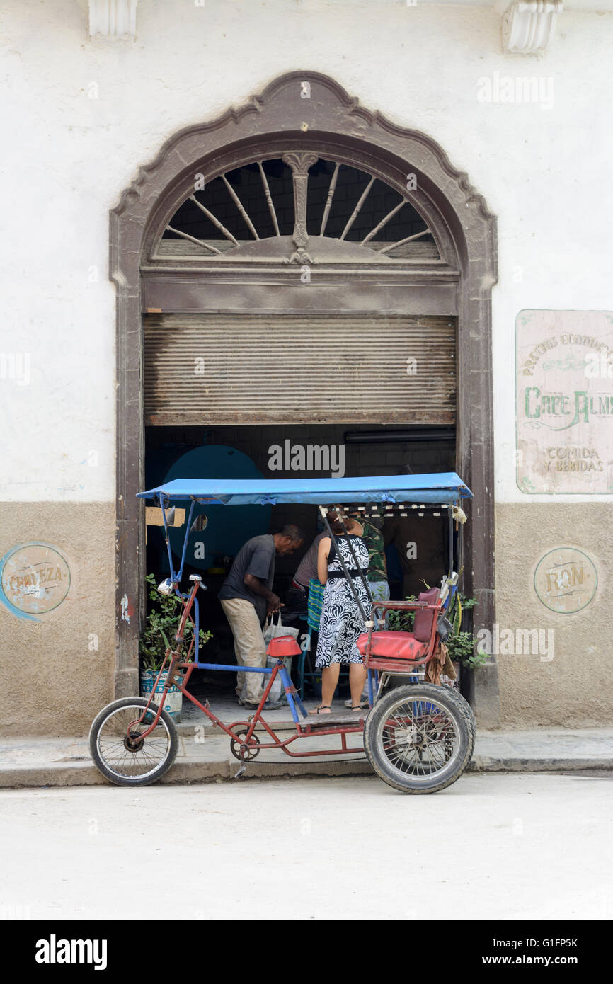 La popolazione locale si riuniranno presso il Cafe Alma in Avana Vecchia, Havana, Cuba Foto Stock