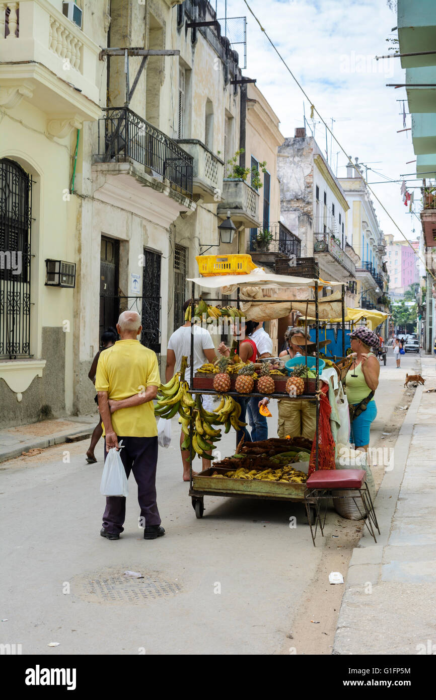 Un tipico streetscene con frutta e verdura in stallo l'Avana Vecchia Havana, Cuba Foto Stock