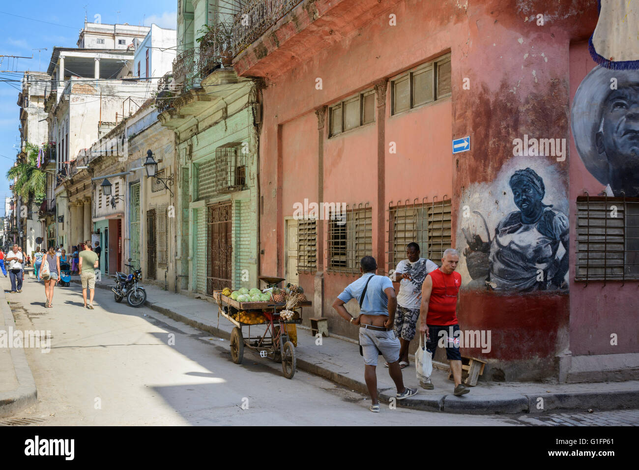 Una tipica scena di strada con una frutta e verdura in stallo l'Avana Vecchia Havana, Cuba Foto Stock