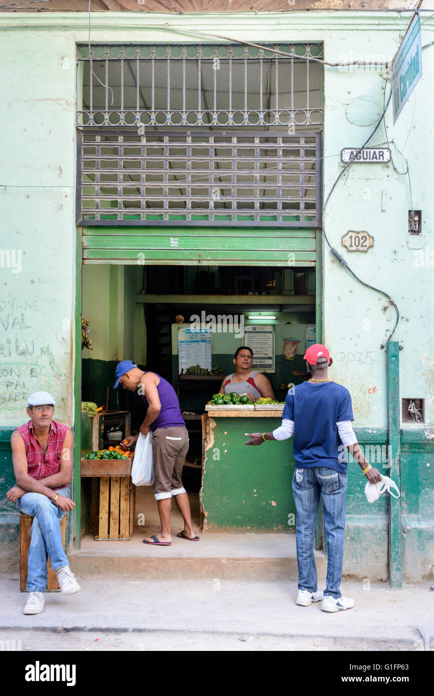 Gli amanti dello shopping a raccogliere un frutto tradizionale e negozio di vegetali all Avana Vecchia, Havana, Cuba Foto Stock
