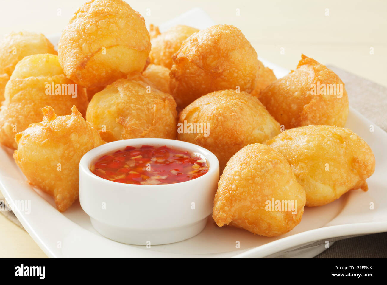 Il formaggio Cheddar Beignets con peperoncino Salsa di immersione Foto Stock