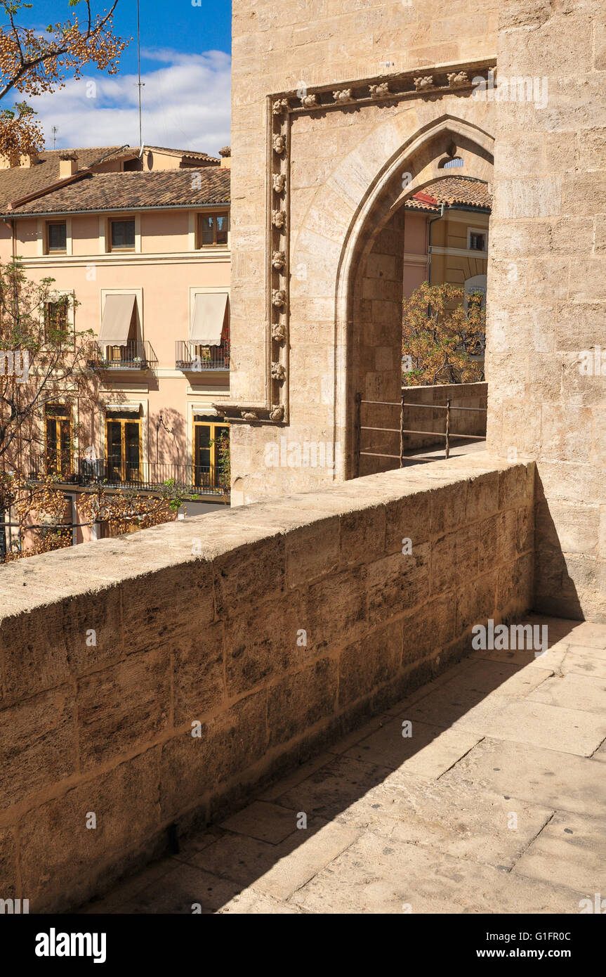 Dettagli architettonici medievali di finestra a Serrano torri (Torres de Serrano) a Valencia, Spagna Foto Stock