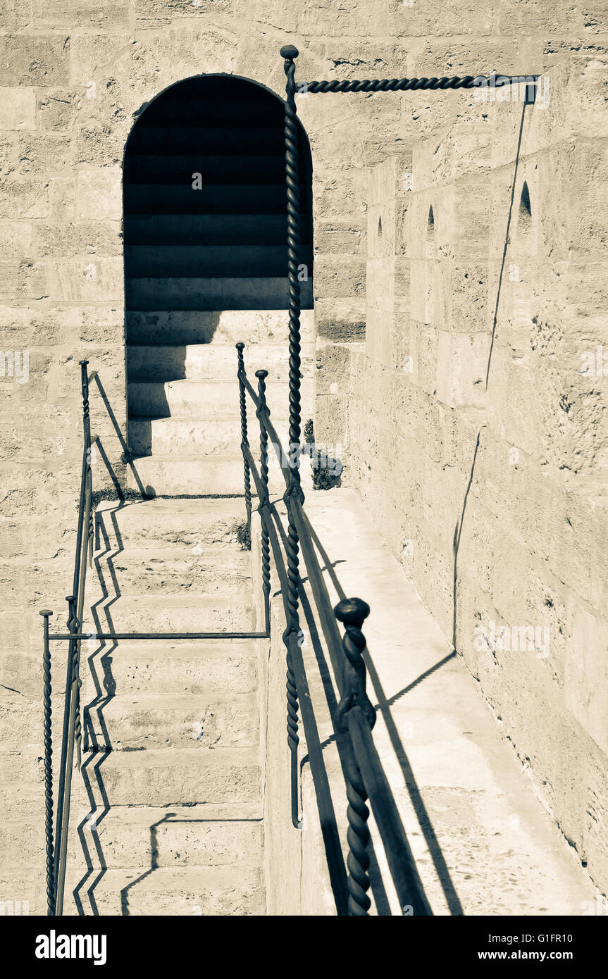 Dettagli architettonici medievali di funzioni presso le torri di Serrano a Valencia, Spagna Foto Stock