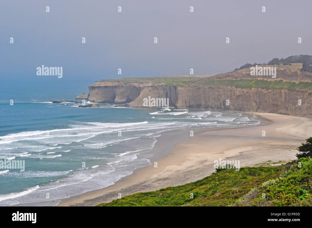 Autostrada 1, California, Stati Uniti d'America: Pacifico, nebbia e vista panoramica della costa di Big Sur, una famosa regione della costa centrale della California Foto Stock