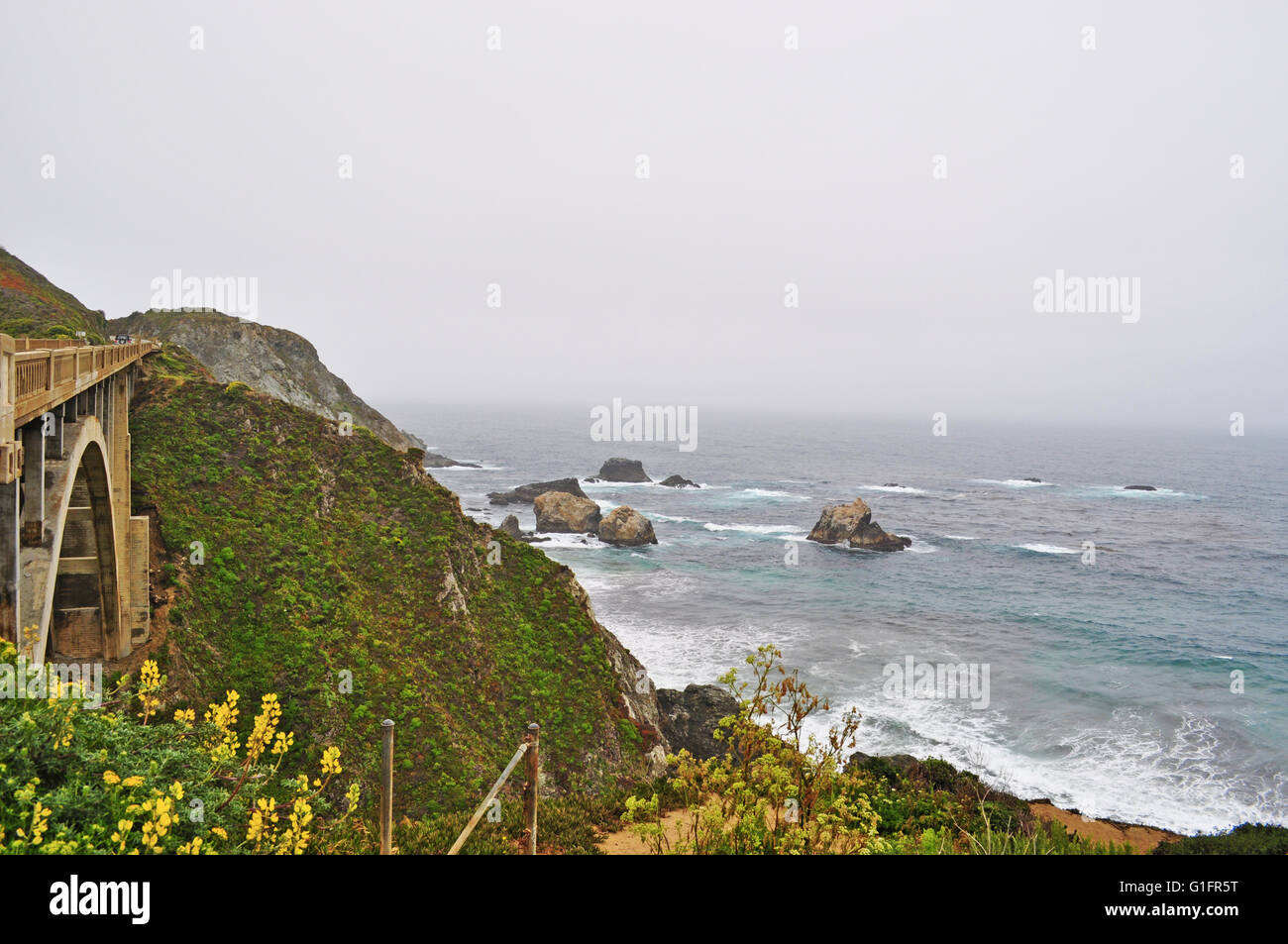 California: la mitica Bixby Creek Bridge, un cemento armato open-spandrel il ponte di arco aperto nel 1932 e che si affaccia sulla costa del Big Sur Foto Stock