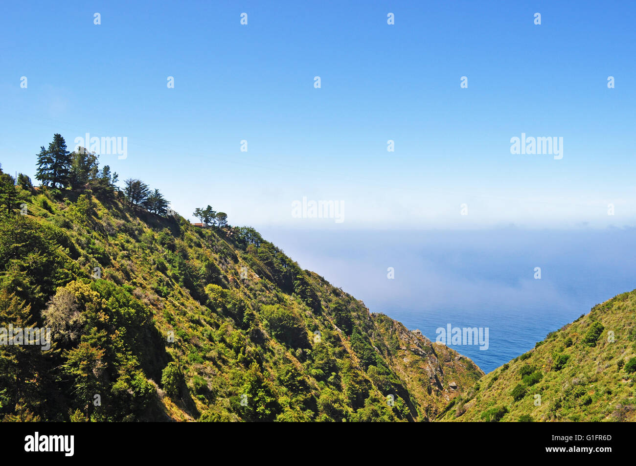 Autostrada 1, California, Stati Uniti d'America: Pacifico, nebbia e vista panoramica della costa di Big Sur, una famosa regione della costa centrale della California Foto Stock