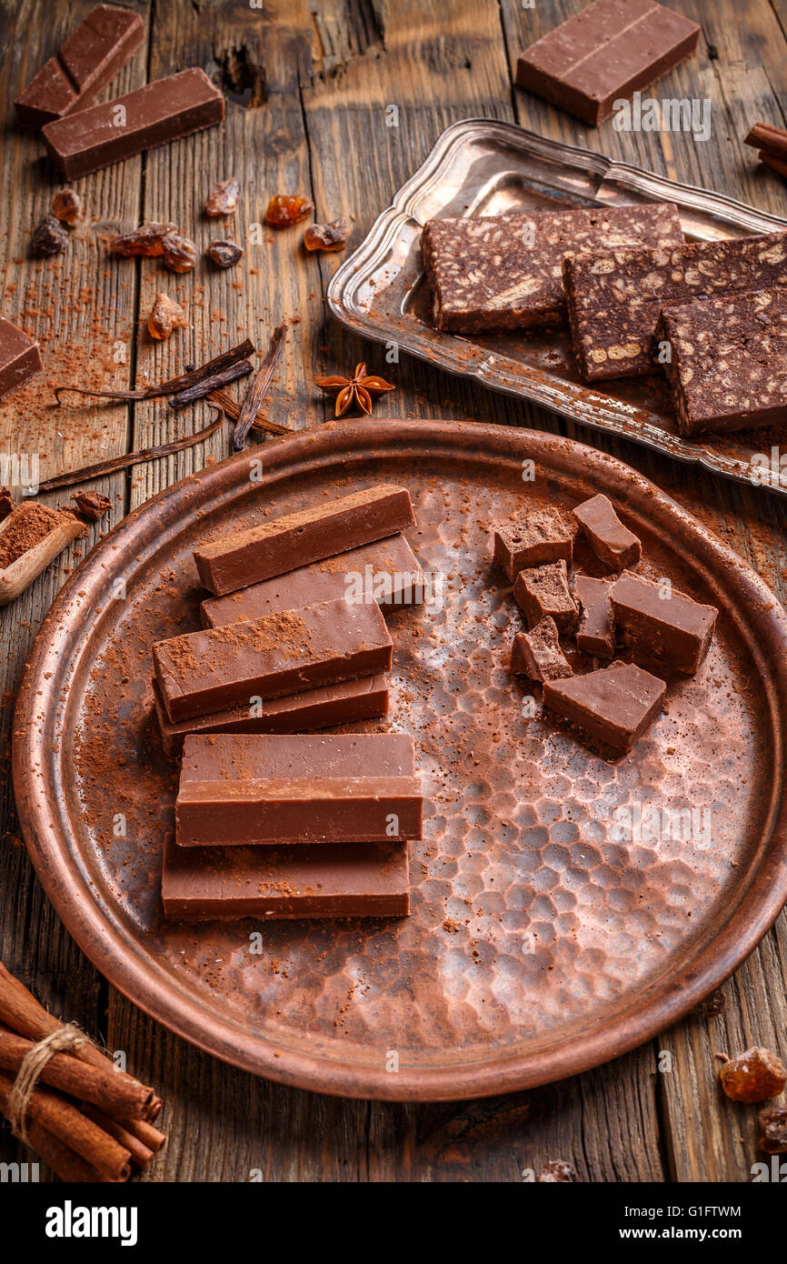 Cioccolato artigianale dolci sul rustico sfondo di legno Foto Stock