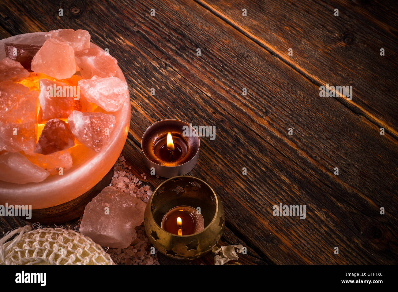 Medicina alternativa concetto con lampada di sale e aromaterapia candela Foto Stock