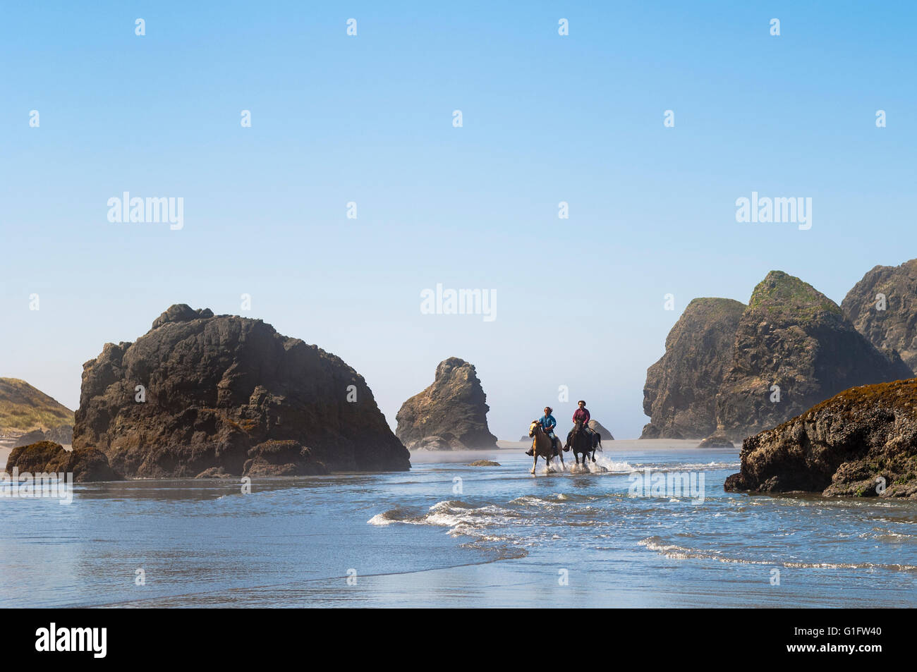 Passeggiate a cavallo sulla spiaggia di Myers Creek area della pistola River State Park, Samuel H. Boardman membro Scenic corridoio, Oreg Foto Stock