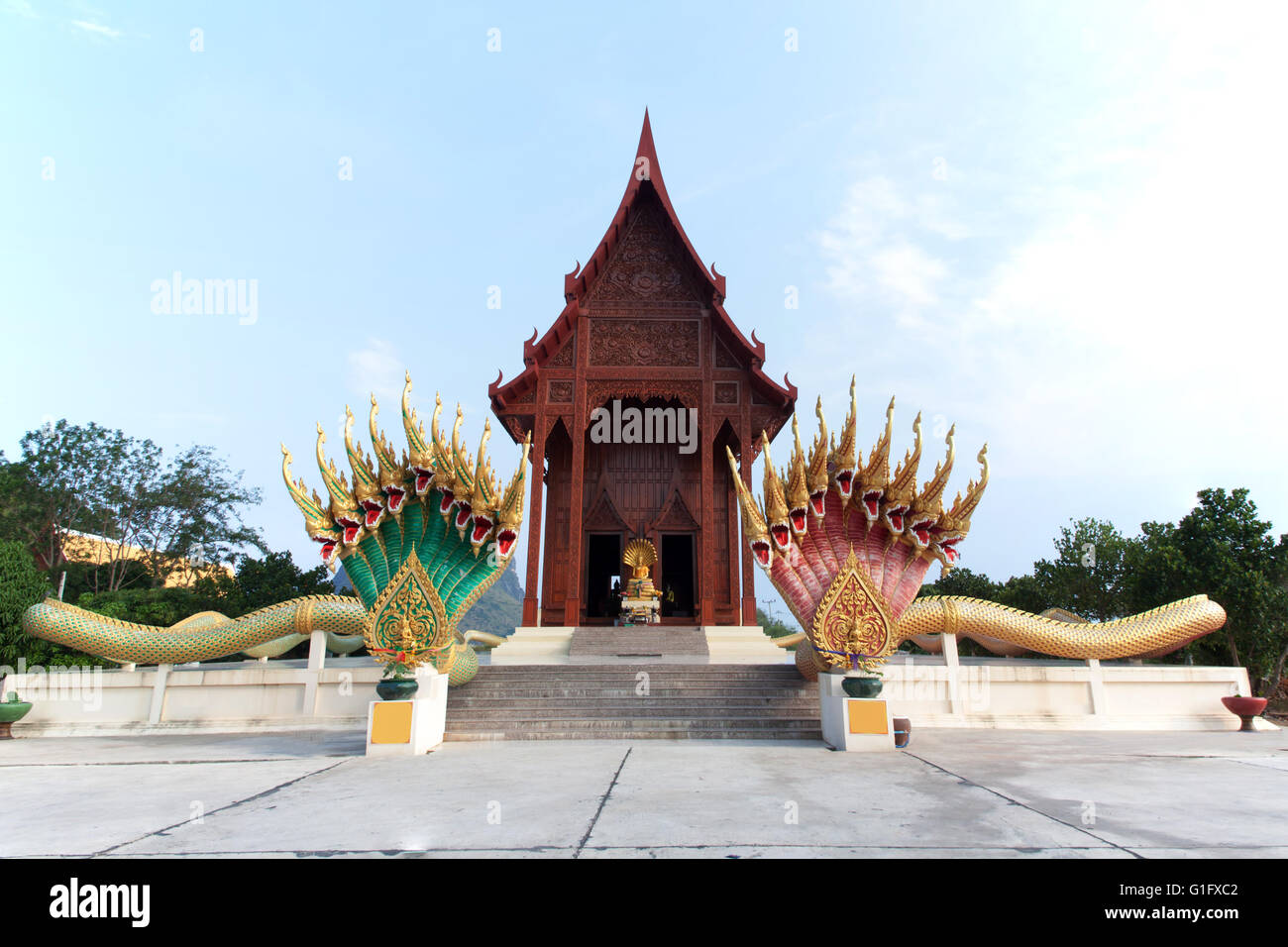 Tempio buddista il teak di culto in Prachuapkirikhan, Thailandia. Due Naga o dragon nove capi circondato. (Area pubblica non r Foto Stock