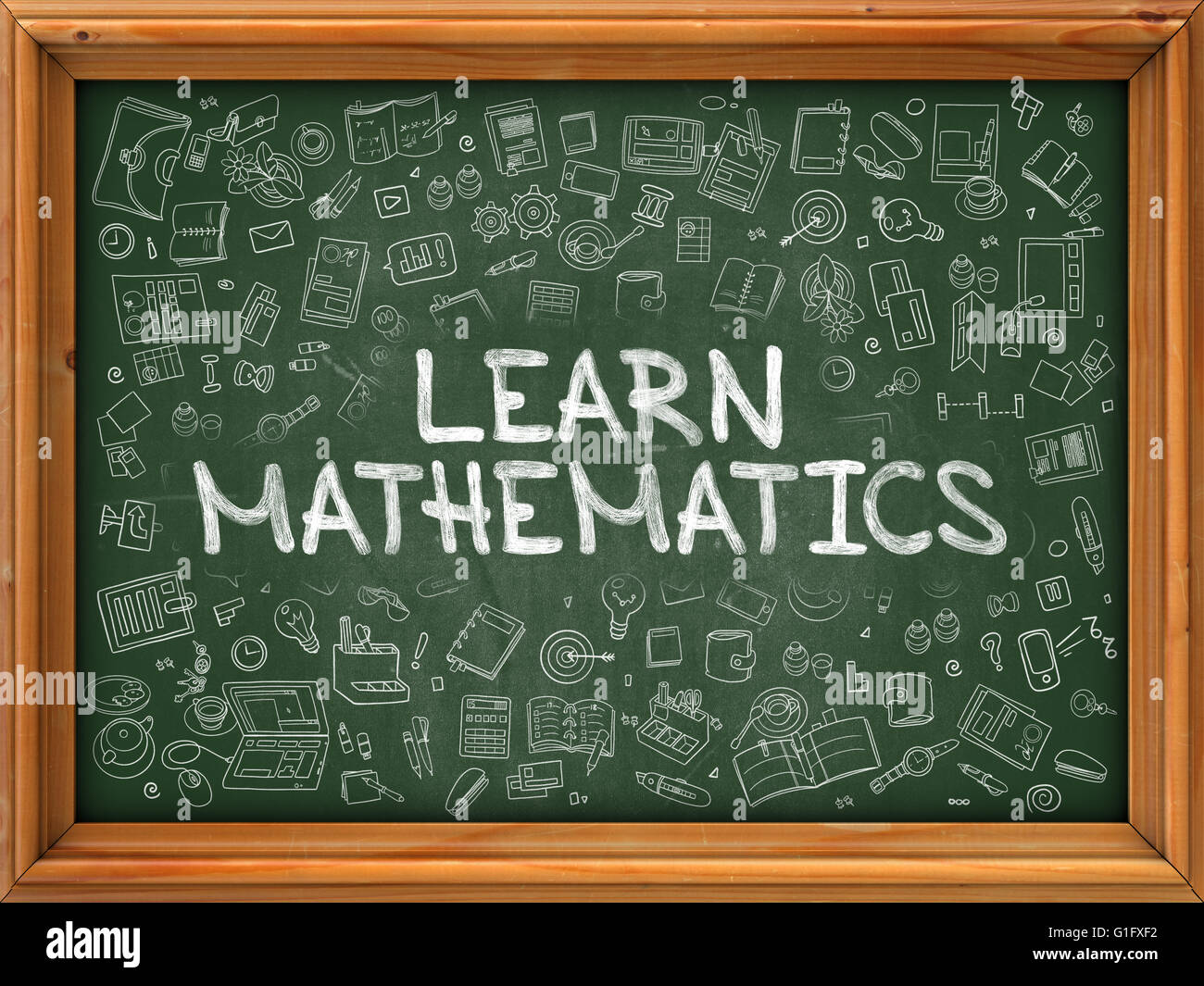 Lavagna Verde con disegnati a mano imparare la matematica. Foto Stock