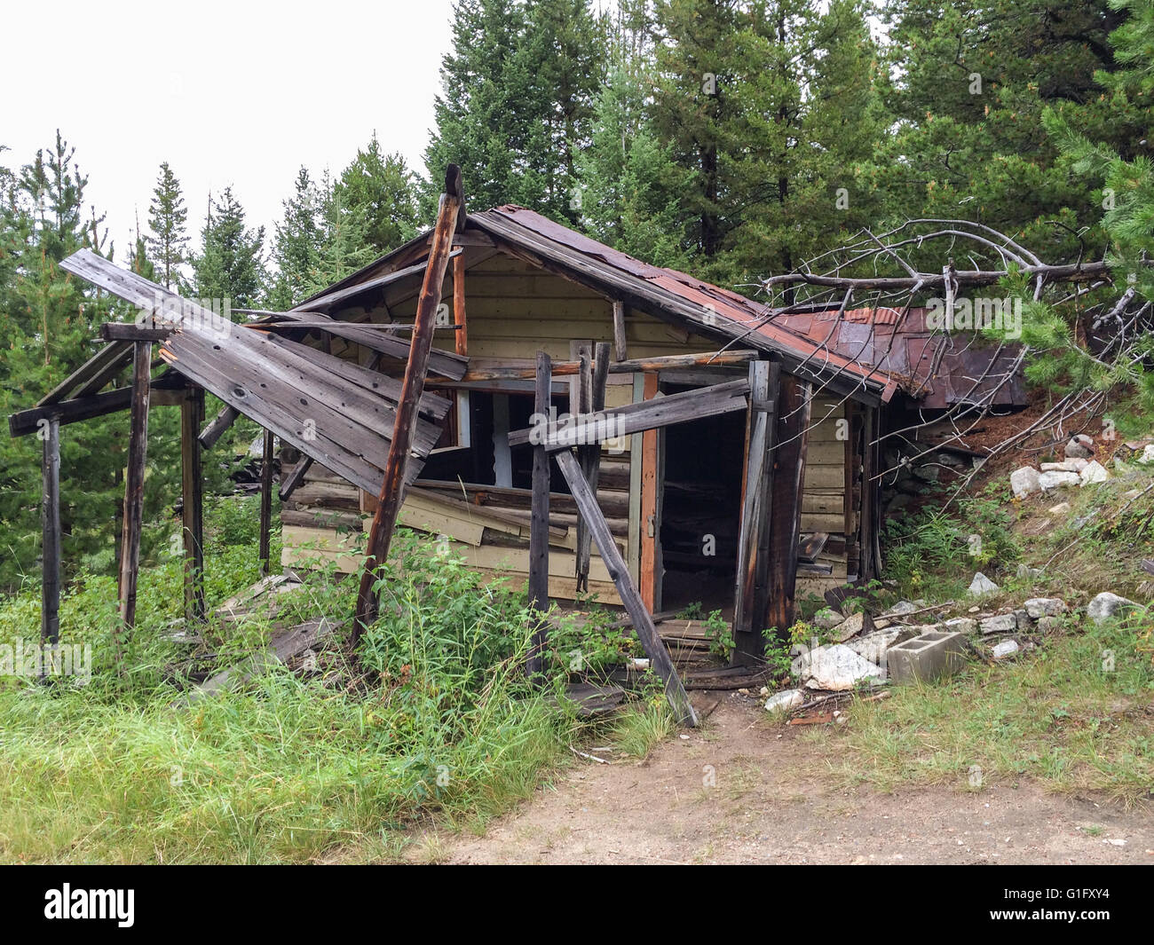 Vecchia casa diroccata situato in una città fantasma nel montana Foto Stock