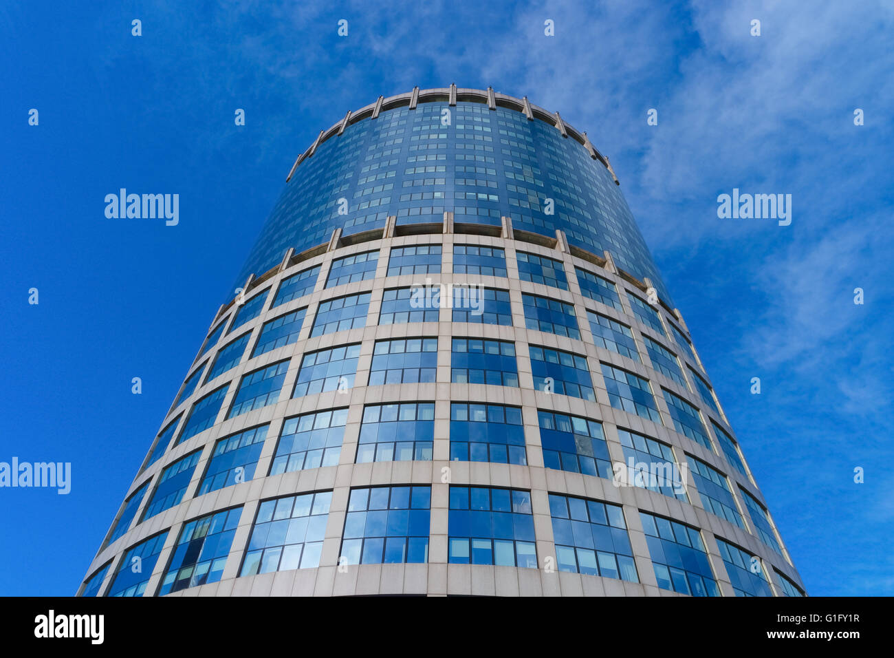 Vetro moderno edificio di uffici sul cielo blu sullo sfondo Foto Stock