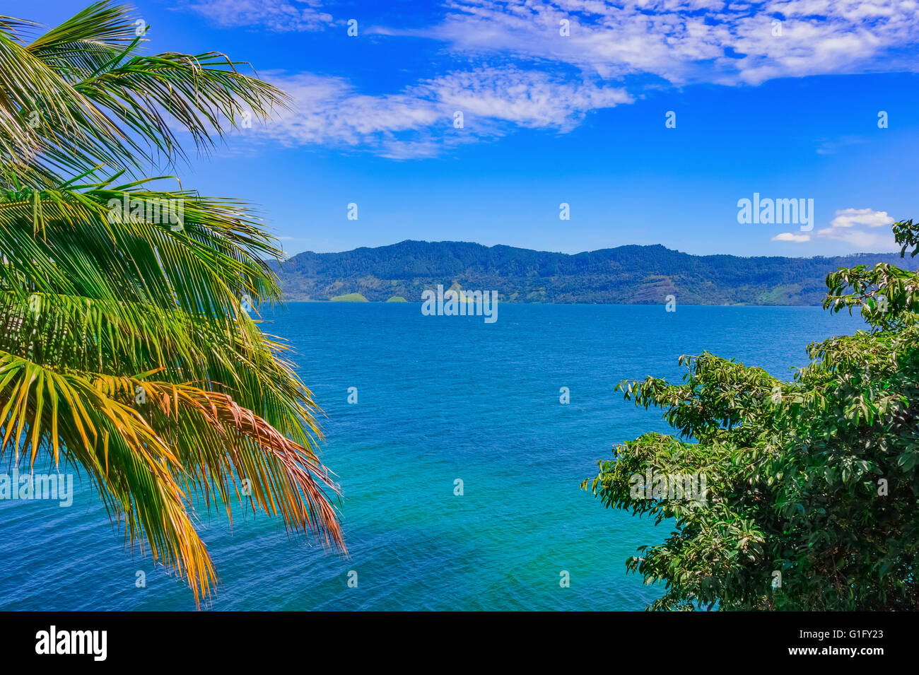 Bellissimo paesaggio tropicale, il Lago Toba, Sumatra, Indonesia, sud-est asiatico. Più grande del mondo di lago vulcanico. Foto Stock
