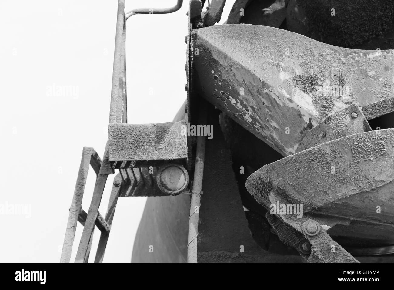 Dettagli in bianco e nero di un mescolatore per calcestruzzo parti del carrello Foto Stock