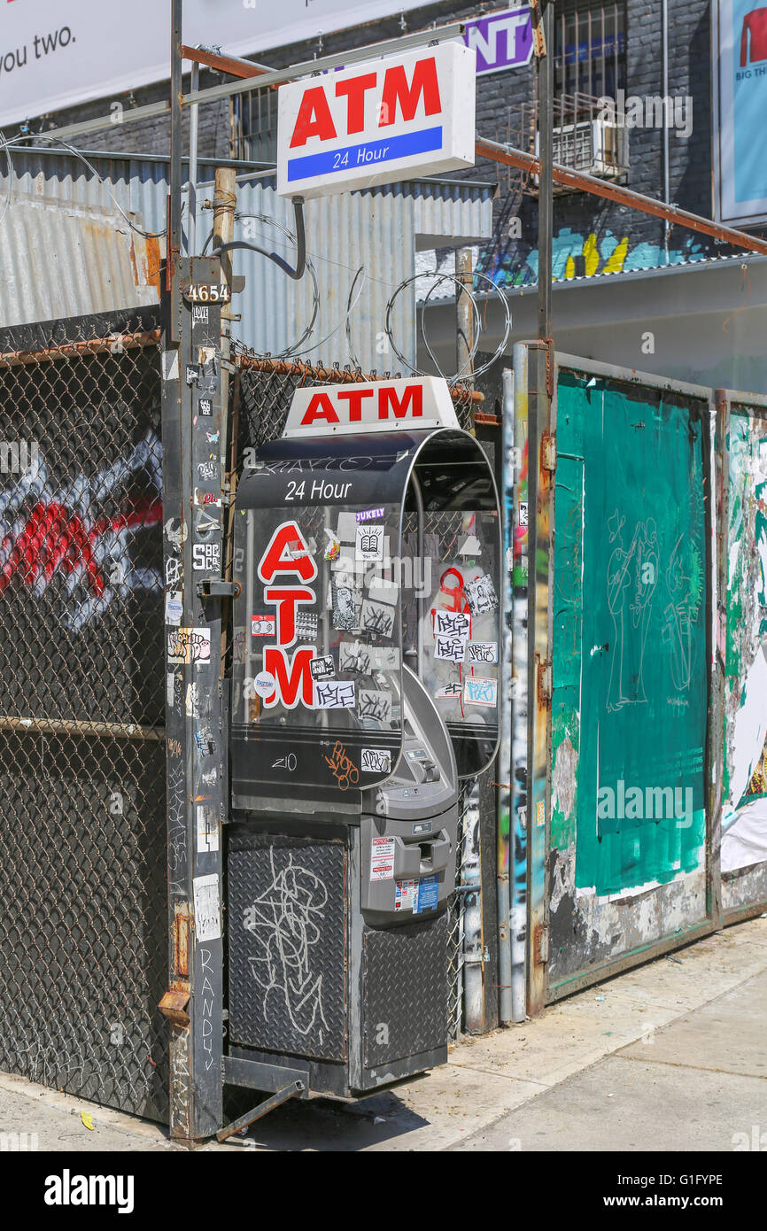 Un pesantemente vandalizzato 24 ore di ATM su una strada di NYC Foto Stock