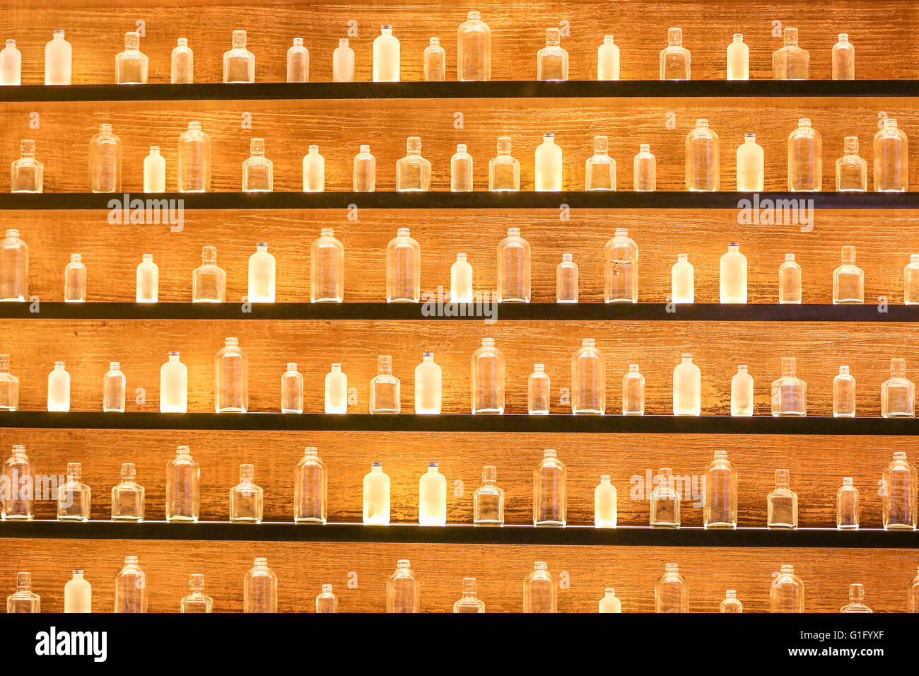 Una collezione di bottiglie vuote di varie dimensioni sugli scaffali di New Orleans, LOUISIANA Foto Stock
