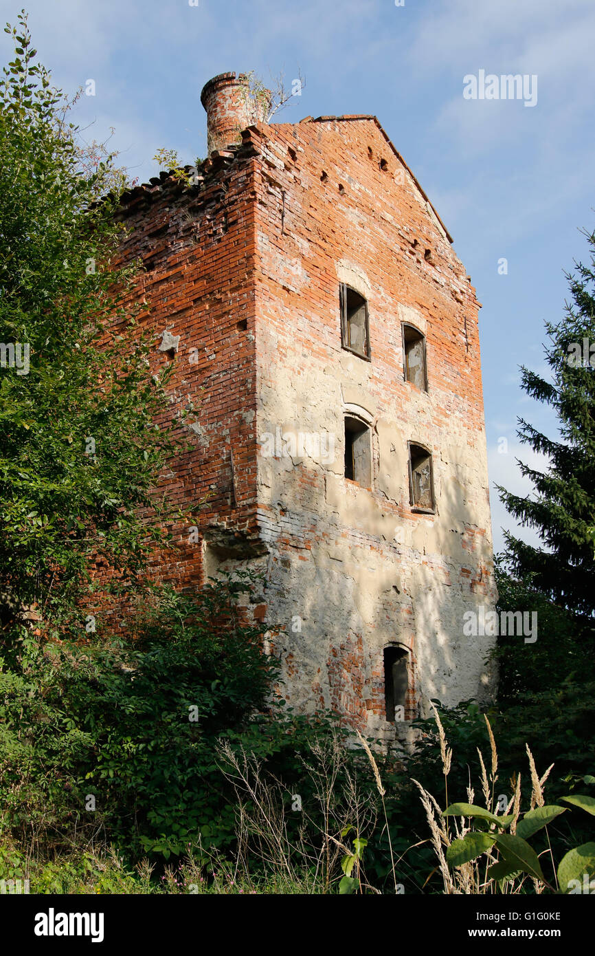 Le antiche rovine della casa abbandonata Foto Stock