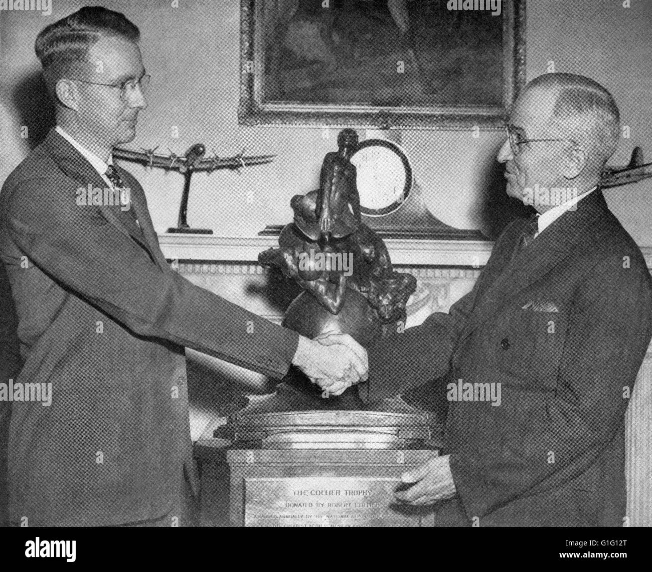 LUIS WALTER ALVAREZ (1911-1988) fisico americano a sinistra riceve il Collier Trophy da il presidente americano Harry Truman alla Casa Bianca in 1946. Aggiudicati dalla US National Aeronautic Association in riconoscimento del suo lavoro sul terreno approccio di controllo sistemi per aeromobile. Foto Stock