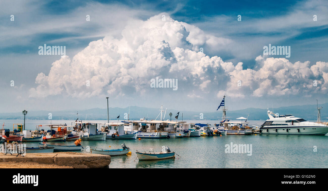 Big cloud su barche e yacht e sul Mar Egeo. Vista dalla marina di Nea Fokea village, Halkidiki, Grecia. Foto Stock