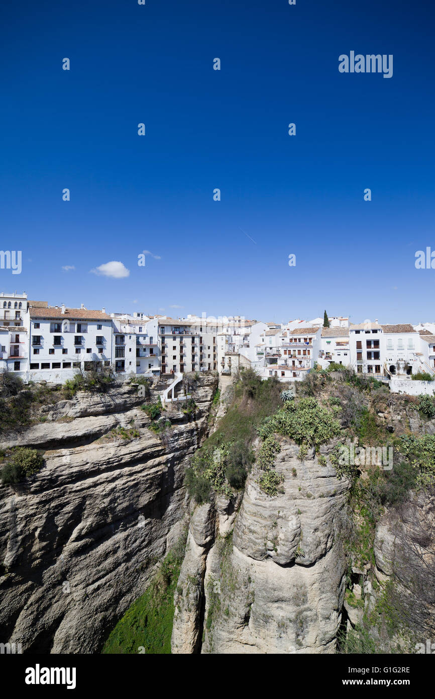 Città di Ronda, Pueblo Blanco, case bianche su alta roccia di El Tajo gorge in Andalusia, Spagna Foto Stock