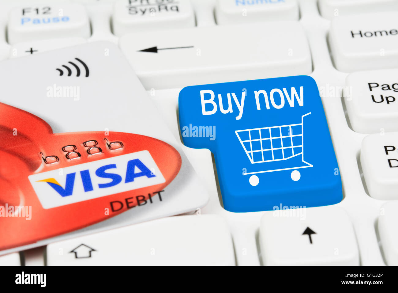 Lo shopping online. Lo shopping online è il tasto sulla tastiera di un computer.con Visa Debit Card. Foto Stock