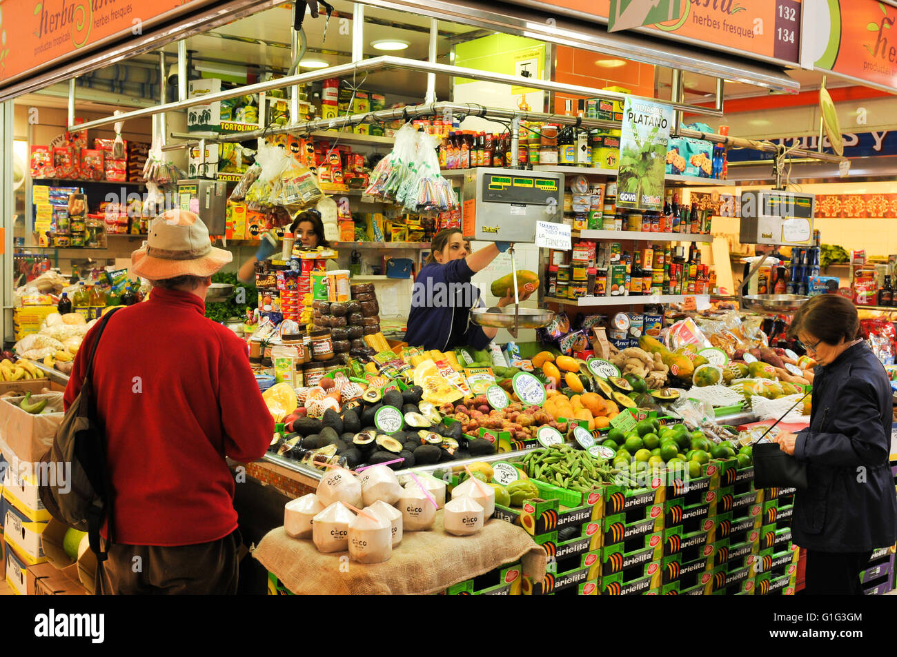 Valencia, Spagna - 30 Marzo 2016: People shopping in Mercado Central (Mercato Centrale) nel colon, Valencia, Spagna. Foto Stock