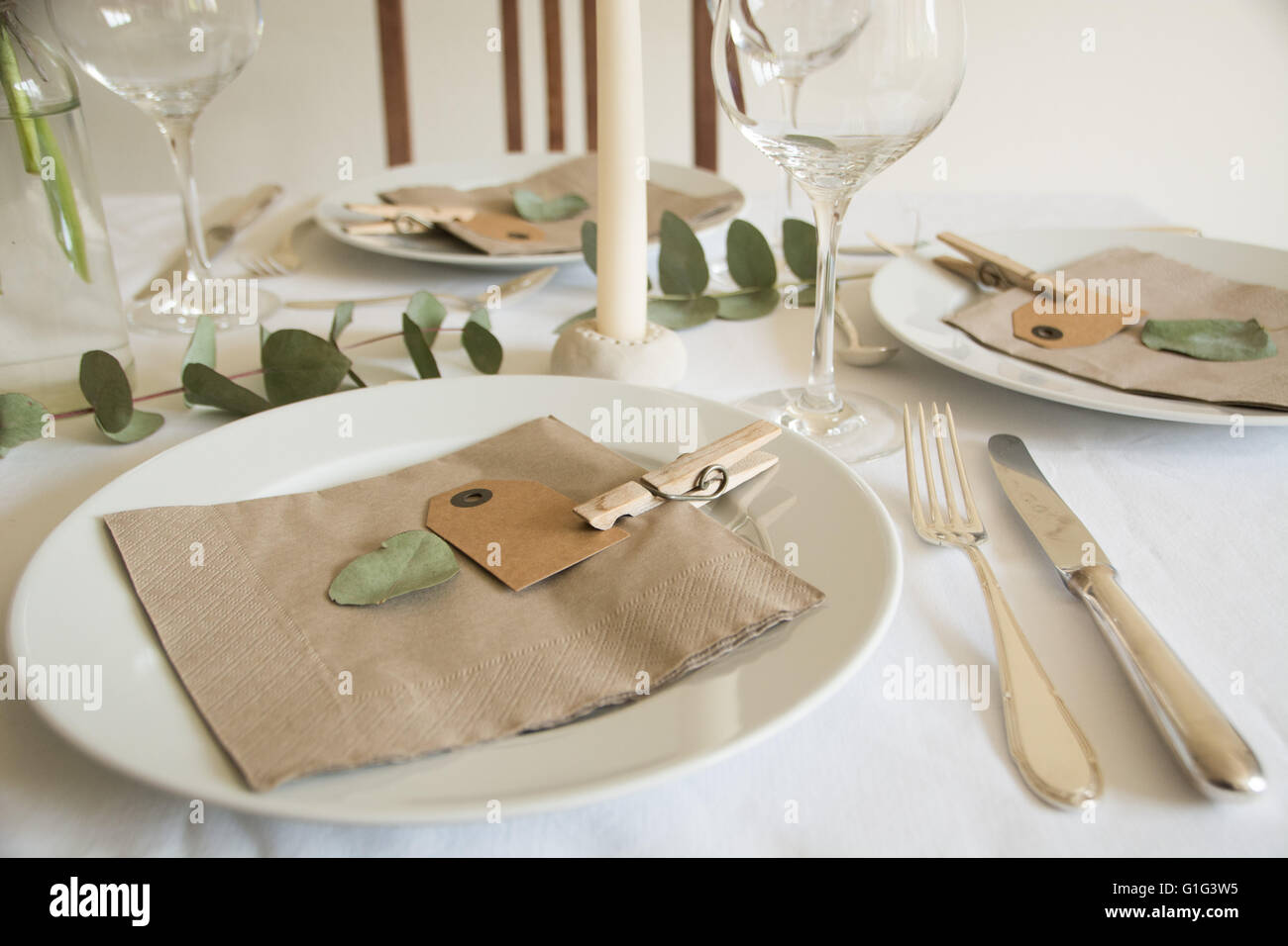 Una tabella per un pasto, eucalipto, decorazione in stile vintage Foto Stock